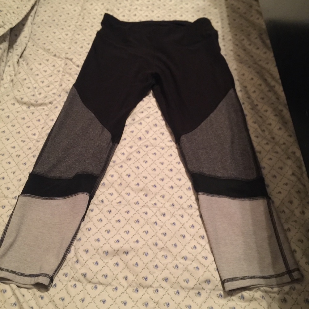 Black and grey color block leggings